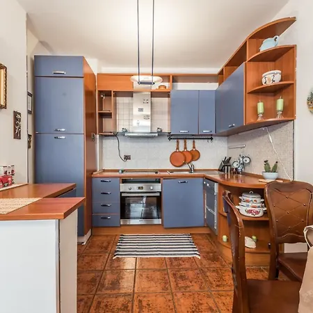 Vintage And Warm 2br In Apartament