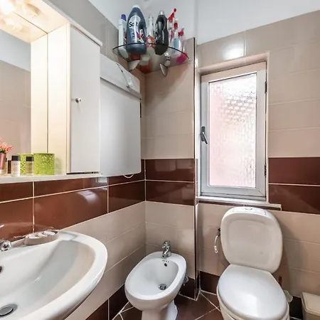 Vintage And Warm 2br In Apartament Tirana