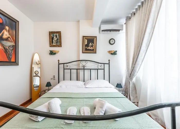 Vintage And Warm 2br In Apartamento Tirana