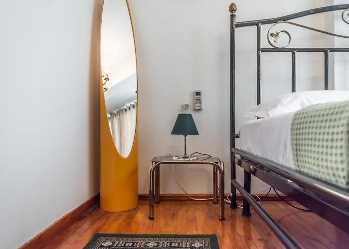 Vintage And Warm 2br In דירה