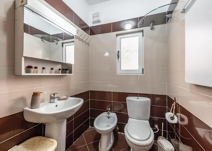 Vintage And Warm 2br In