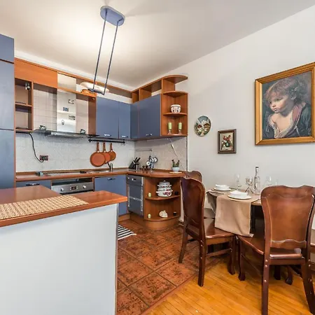 Vintage And Warm 2br In