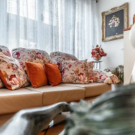 Vintage And Warm 2br In Apartment