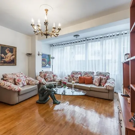 Vintage And Warm 2br In 地拉那