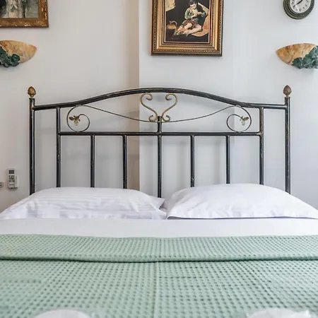 Vintage And Warm 2br In Apartment