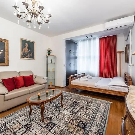 Vintage And Warm 2br In Apartment