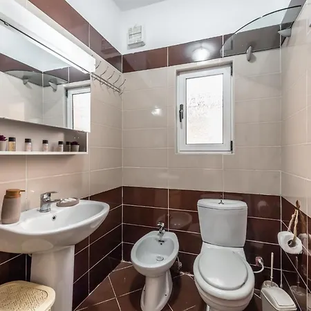 Vintage And Warm 2br In