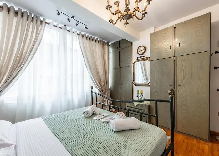 Vintage And Warm 2br In Lejlighed Tirana