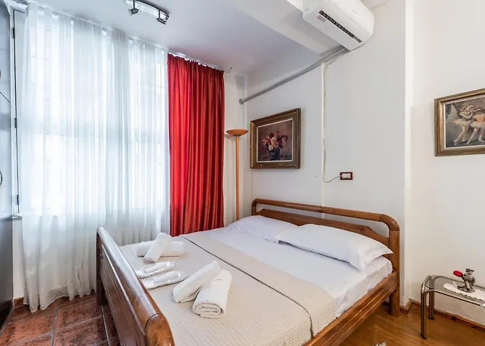 Lejlighed Vintage And Warm 2br In Tirana