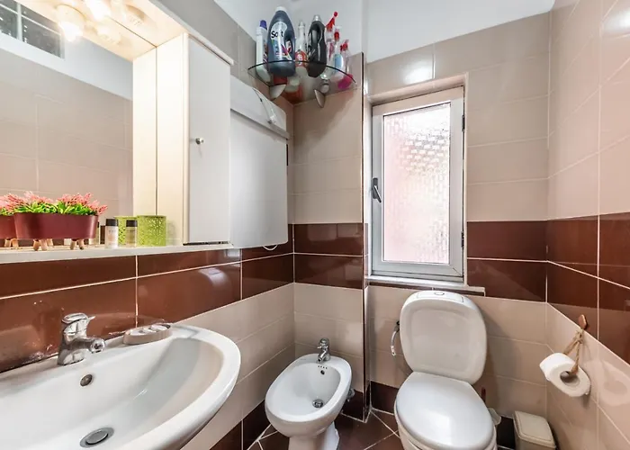 Vintage And Warm 2br In Апартаменты Тирана