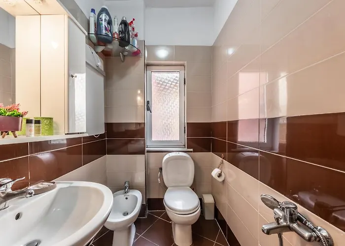 Lejlighed Vintage And Warm 2br In Tirana